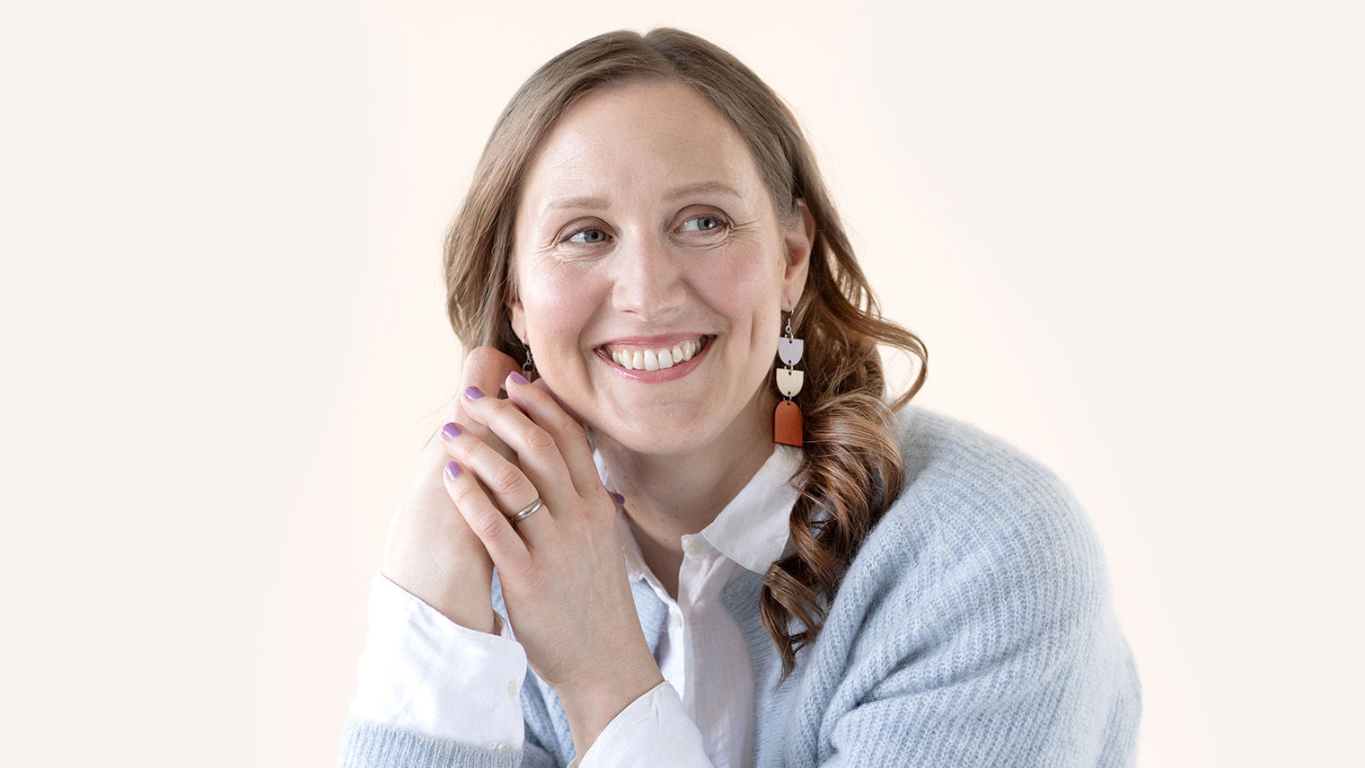 Nainen hymyilee