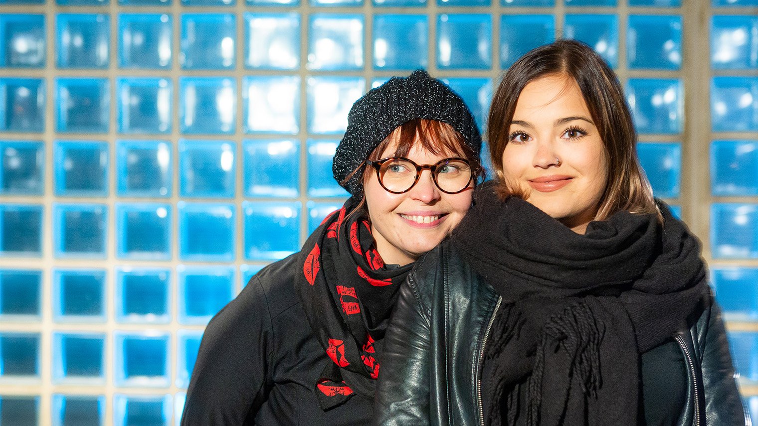 Riitta Korhonen ja Netta Ohtonen seisovat vierekkäin.