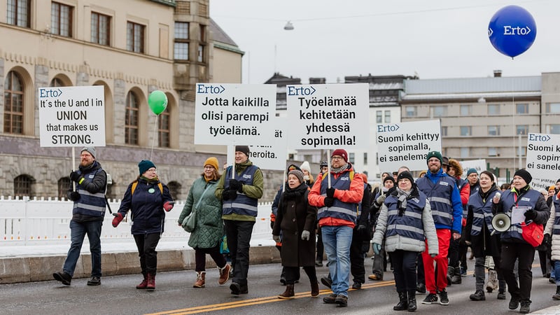 Olemme yhtä Erton väkeä Senaatintorilla to 1.2.