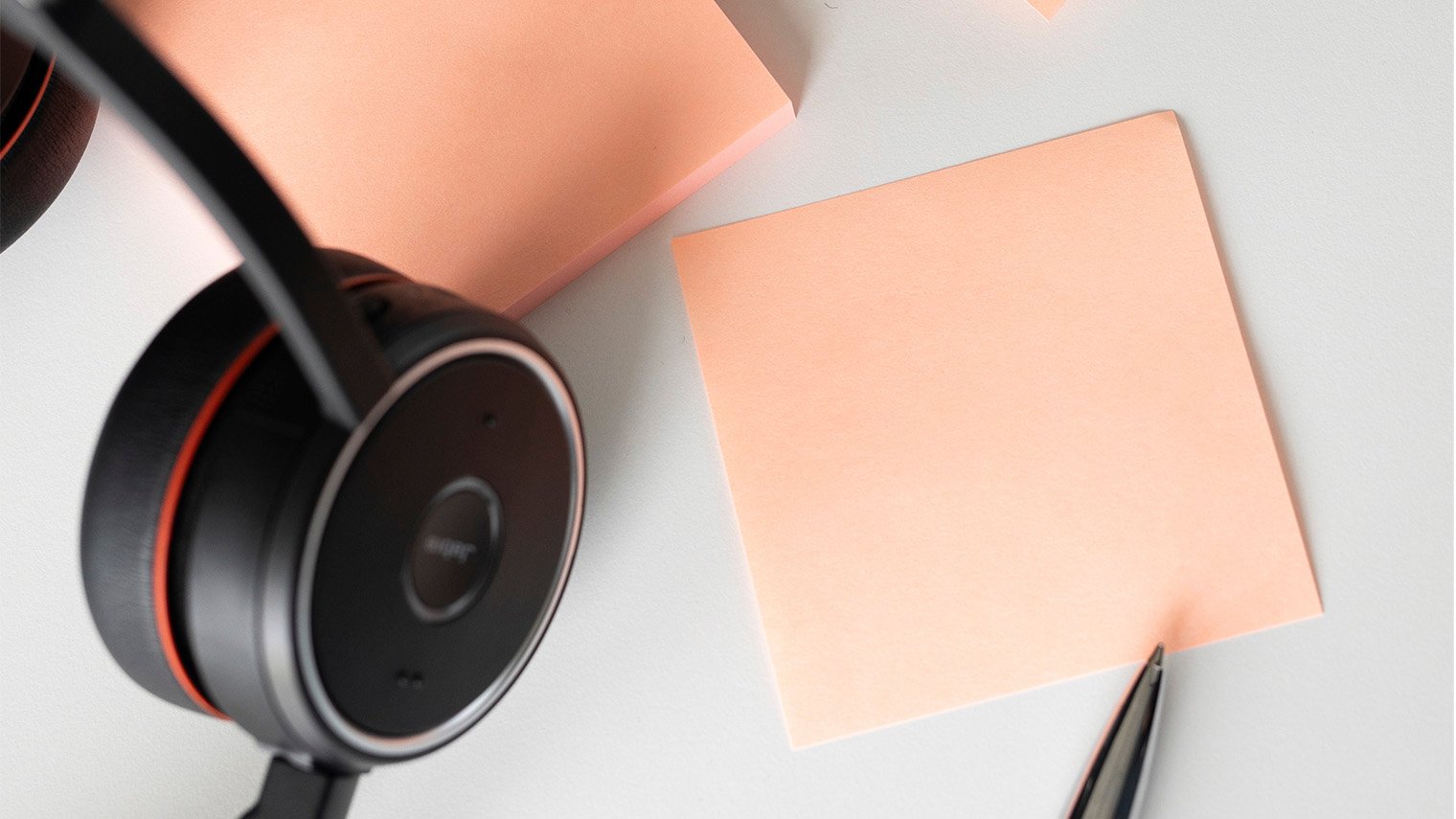 Kuulokkeet ja muistilappuja.