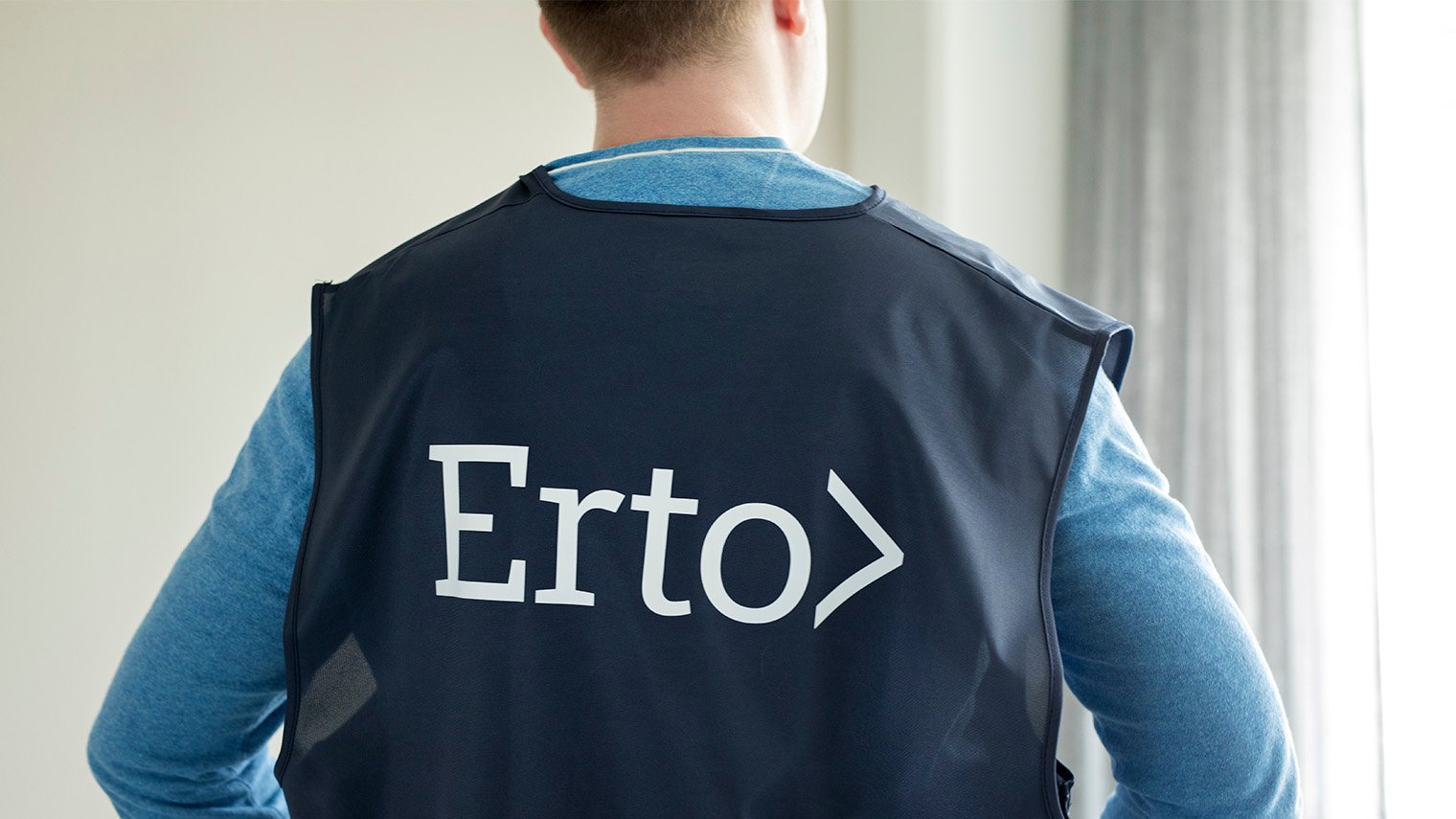 Mies Erton huomioliivi päällään.