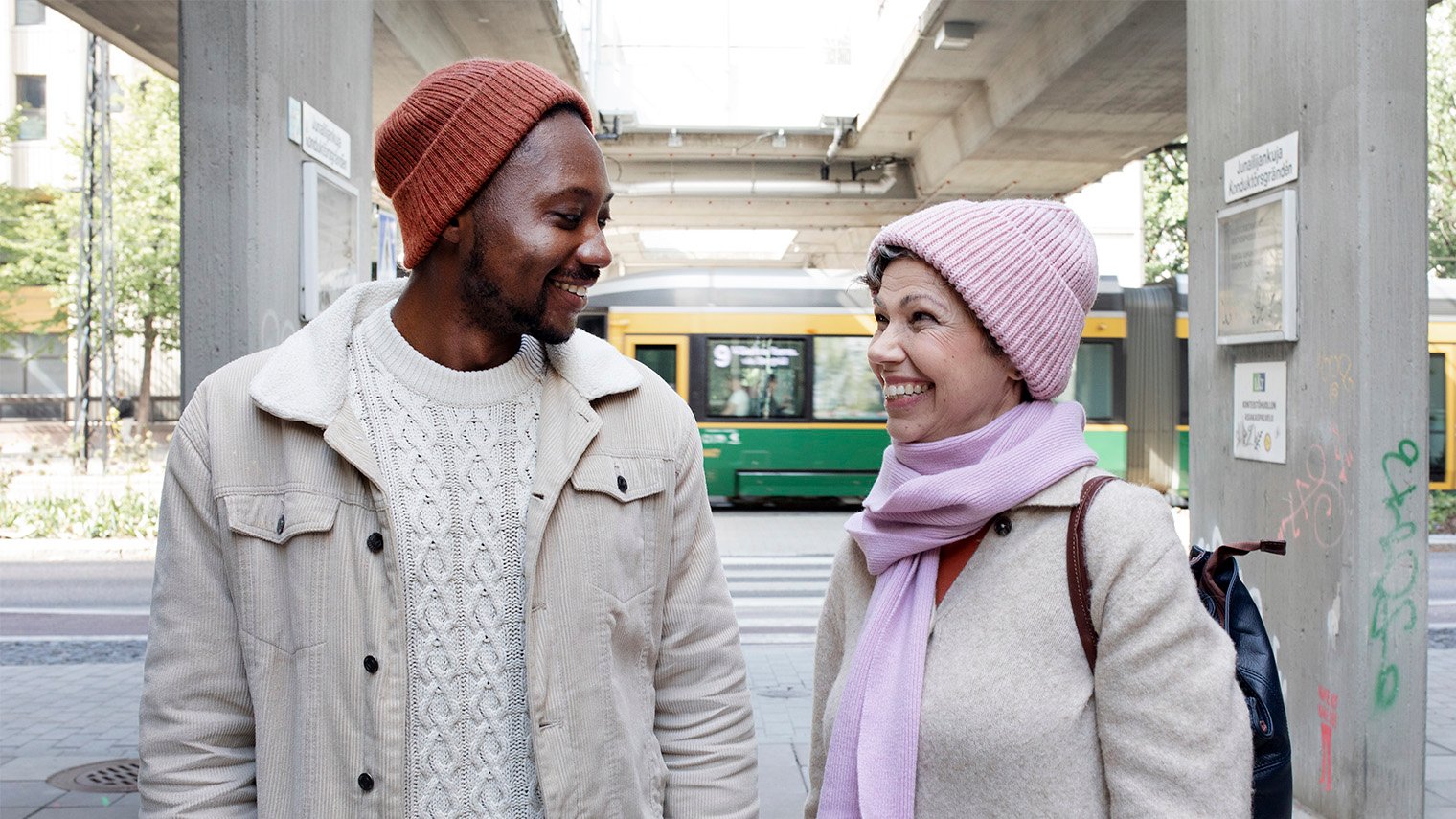 Nainen ja mies katsovat toisiaan hymyillen.