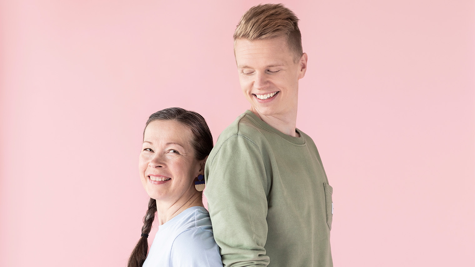 Pitkä mies ja lyhyt nainen selätysten.