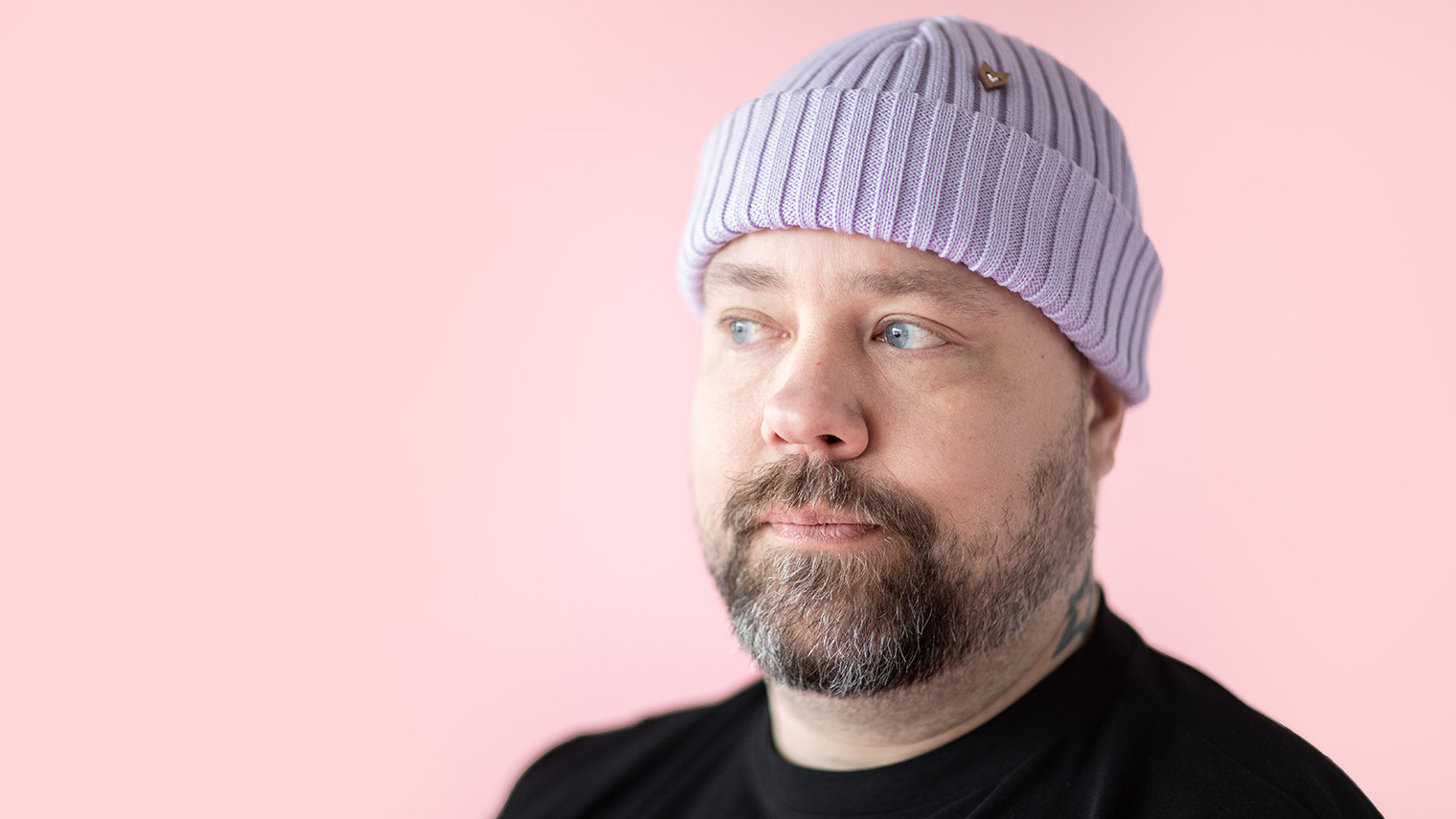 Henkilö miettii lakimuutoksia. 