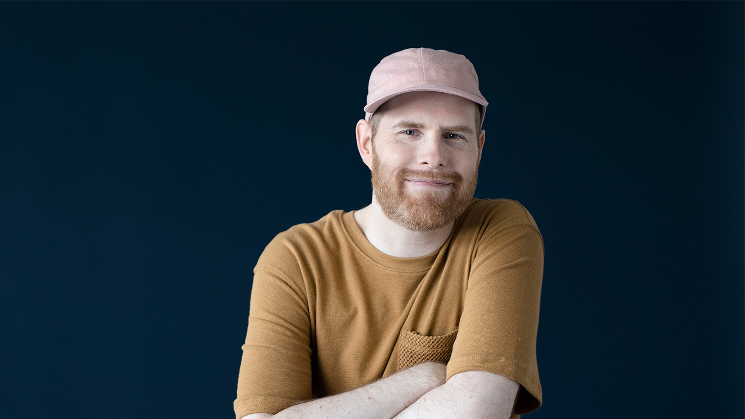 Lippalakkipäinen mies.