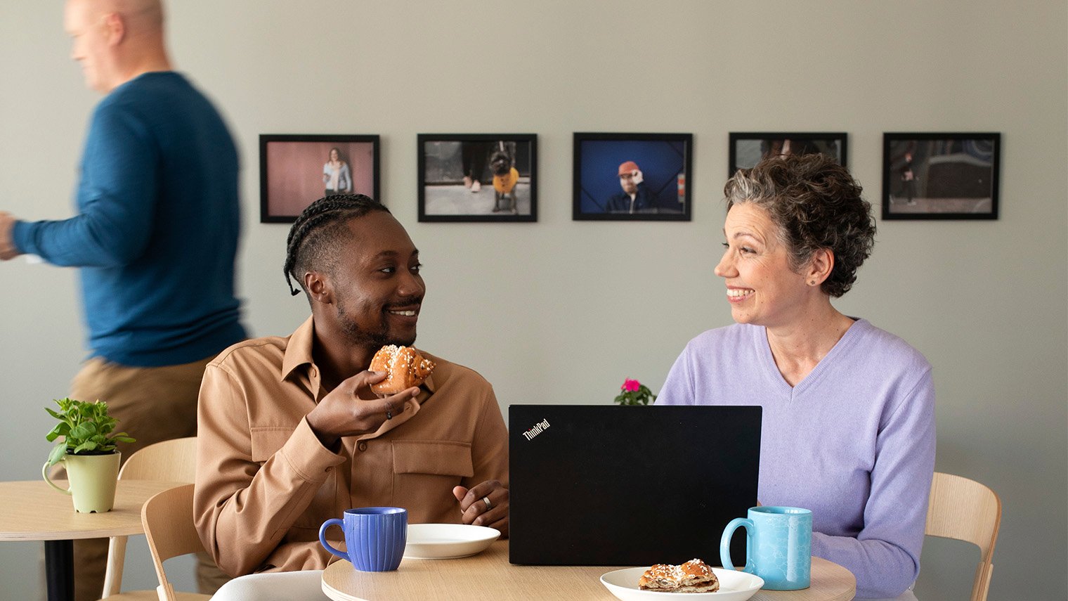 Työporukka kahviossa.