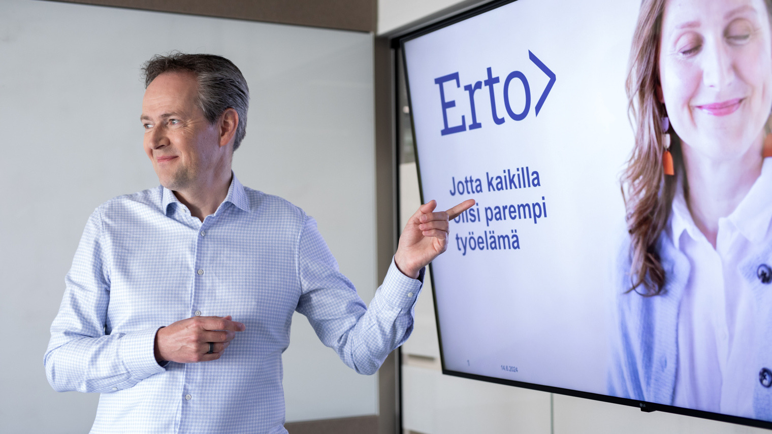 Juri Aaltonen ruudun edessä
