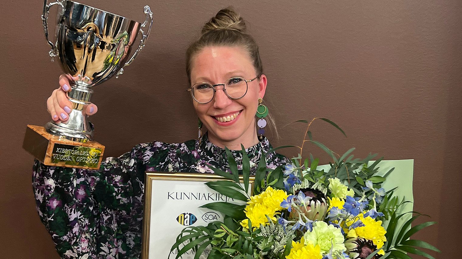 Riikka Torvela vastaanotti vuoden optikko 2025 -tunnustuksen. 