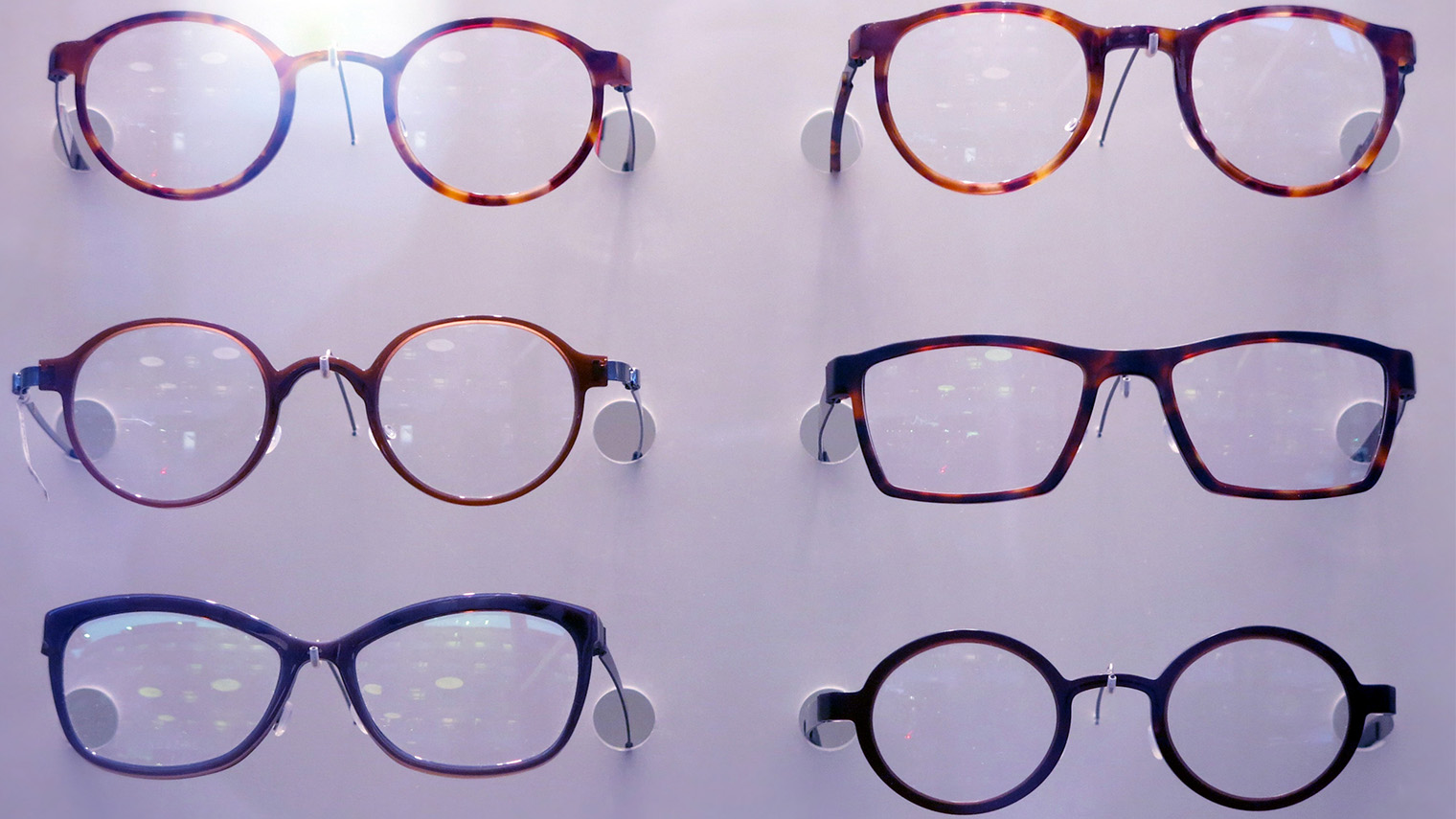 Silmälaseja optikkoliikkeessä.